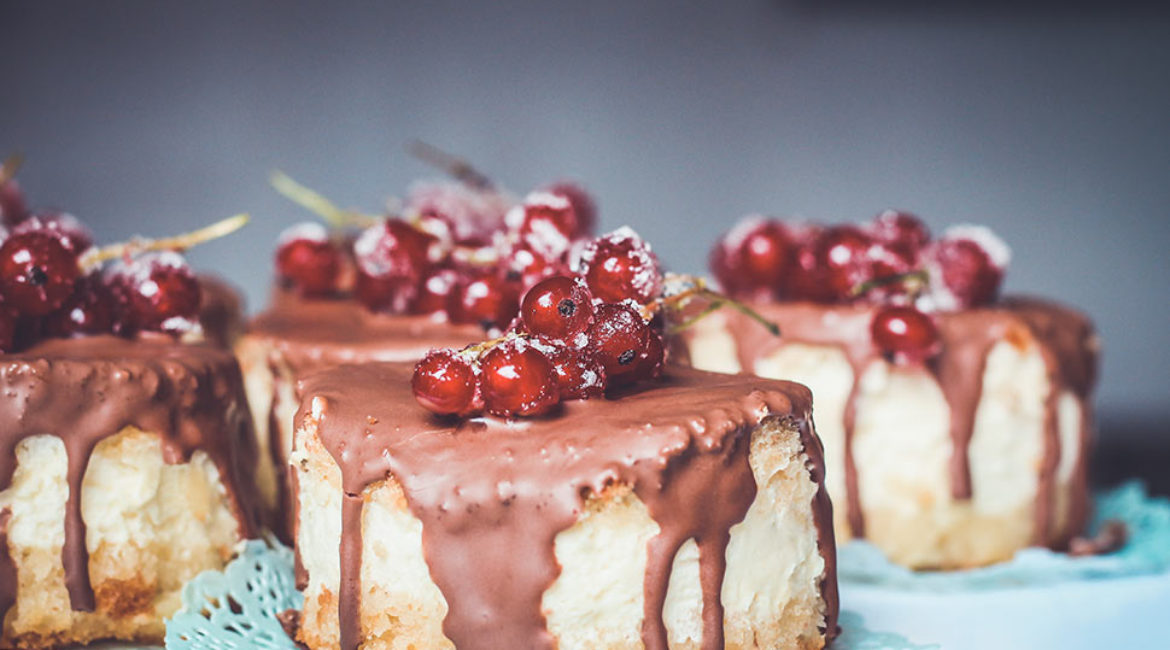 New and tasty cakes with raspberries